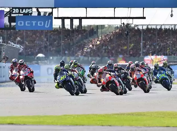 MotoGP Start in Silverstone Titel-Bild zur News: MotoGP Start in Silverstone