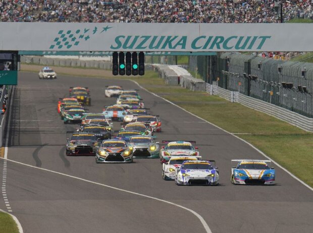 Start der GT300-Klasse der Super GT 2017 in Suzuka