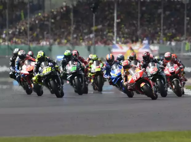 MotoGP Start in Silverstone Titel-Bild zur News: MotoGP Start in Silverstone
