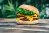 Bild zum Inhalt: Lewis Hamilton investiert in fleischlose Burgerkette