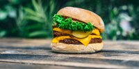 Bild zum Inhalt: Lewis Hamilton investiert in fleischlose Burgerkette