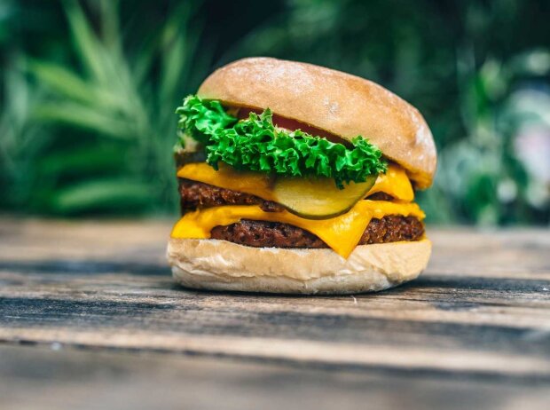 Titel-Bild zur News: Lewis Hamiltons neues Investment: Der fleischlose Neat Burger