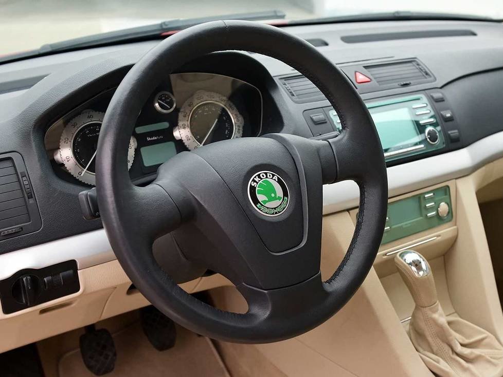 Cockpit des Skoda Tudor (2002)