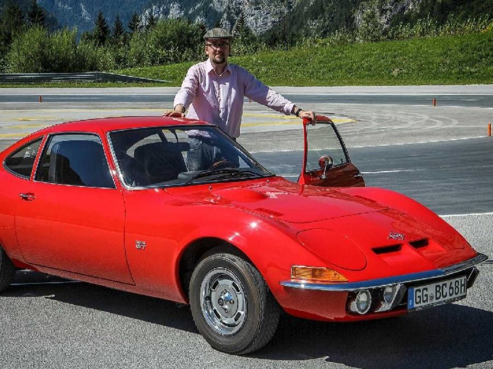 Autor Roland Hildebrandt mit dem Opel GT