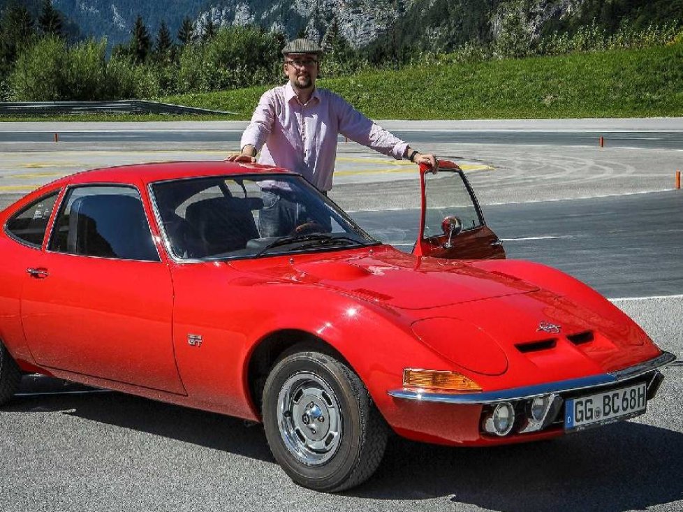 Autor Roland Hildebrandt mit dem Opel GT