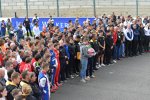 Gedenkminute für den verstorbenen Anthoine Hubert. Seine Mutter und sein Bruder halten den Helm des französischen Formel-2-Fahrers.