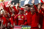 Charles Leclerc (Ferrari) und Mattia Binotto 