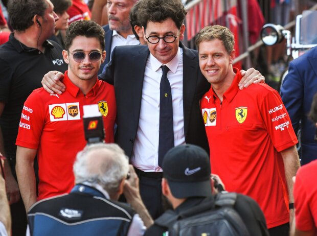 Titel-Bild zur News: Charles Leclerc, Mattia Binotto, Sebastian Vettel