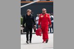 Kimi Räikkönen (Alfa Romeo) und Gino Rosato (Ferrari)