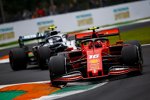 Charles Leclerc (Ferrari) und Valtteri Bottas (Mercedes) 