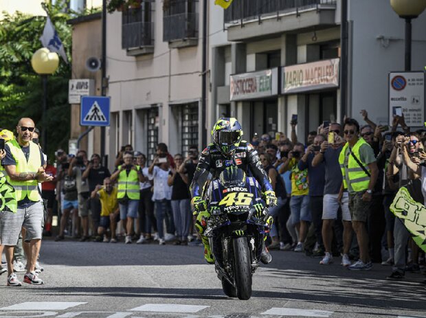 Titel-Bild zur News: Valentino Rossi mit seiner MotoGP-Yamaha M1 in Tavullia