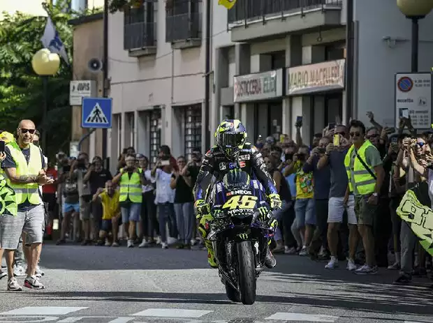 Valentino Rossi mit seiner MotoGP-Yamaha M1 in Tavullia Titel-Bild zur News: Valentino Rossi mit seiner MotoGP-Yamaha M1 in Tavullia