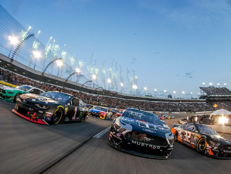 Pace-Laps in Four-Wide-Formation in Richmond