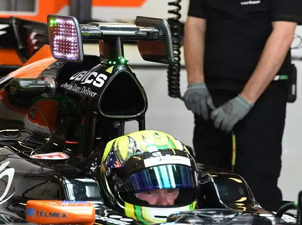 Titel-Bild zur News: Spike Goddard testet den "Info-Wing", Abu Dhabi 2014