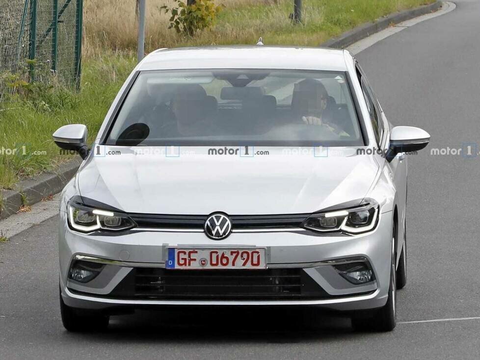 VW Golf GTE spy photo