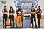 Martin Truex Jr. (Gibbs) mit den Monster-Girls