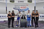 Chase Elliott (Hendrick) mit Alan Gustafson und den Monster-Girls