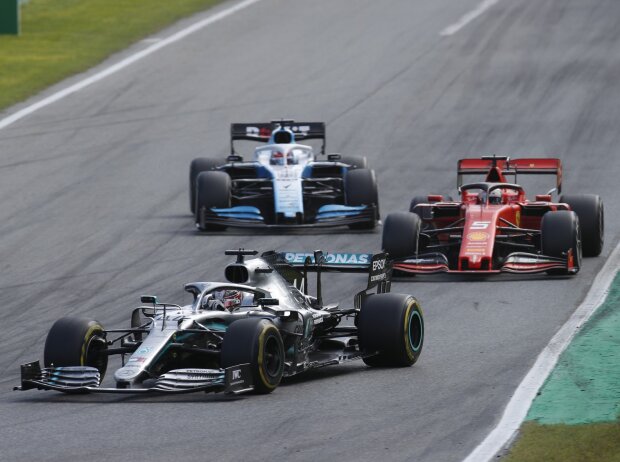 Titel-Bild zur News: Lewis Hamilton, Sebastian Vettel, George Russell