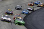 Renn-Action in Dovetr: Kyle Larson (Ganassi) und Denny Hamlin (Gibbs)