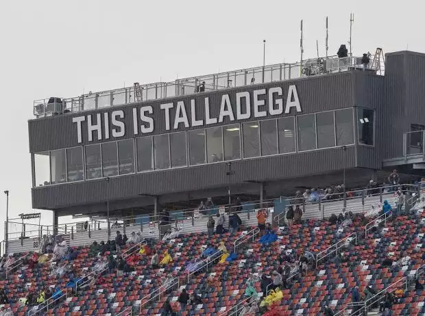 Tribüne am Talladega Superspeedway im Regen Titel-Bild zur News: Tribüne am Talladega Superspeedway im Regen