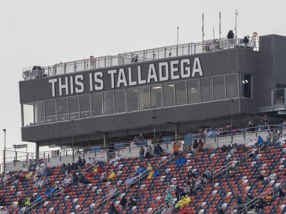 Tribüne am Talladega Superspeedway im Regen