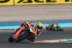 Alvaro Bautista vor Jonathan Rea 