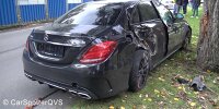 Mercedes-AMG C 63 Limousine fährt in Rotterdam gegen Baum