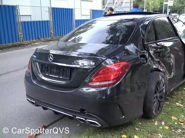 Mercedes-AMG C 63 Limousine fährt in Rotterdam gegen Baum Titel-Bild zur News: Mercedes-AMG C 63 Limousine fährt in Rotterdam gegen Baum