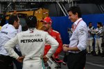 Toto Wolff, Sebastian Vettel (Ferrari) und Lewis Hamilton (Mercedes) 