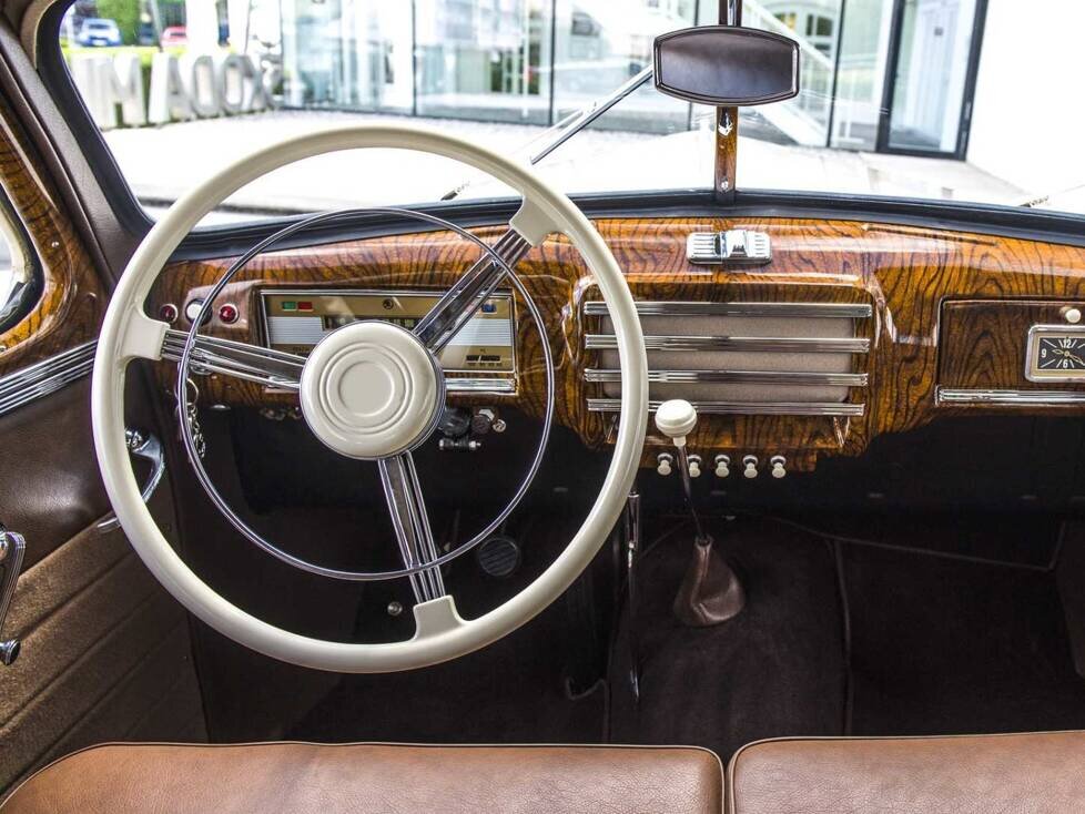 Innenraum und Cockpit des restaurierten Skoda Superb OHV (1948)