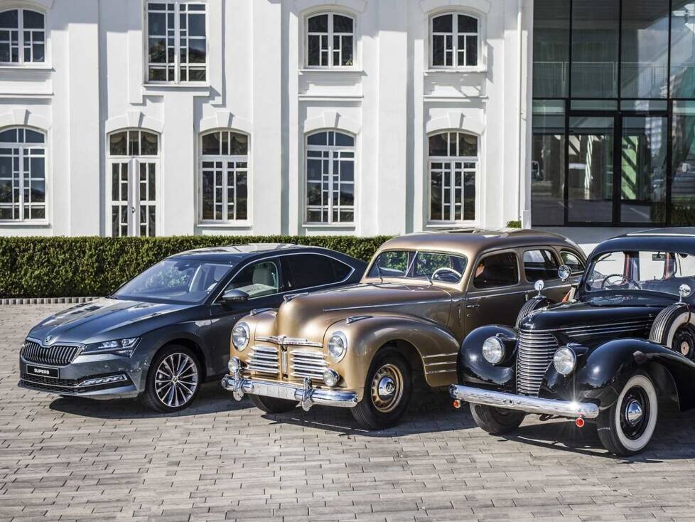 Restaurierter Skoda Superb OHV (1948) zwischen seinem Nachfahren Skoda Superb (seit 2015) und seinem Urahn Superb 4000 OHV von 1934