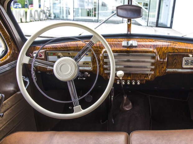 Innenraum und Cockpit des restaurierten Skoda Superb OHV (1948) Innenraum und Cockpit des restaurierten Skoda Superb OHV (1948)