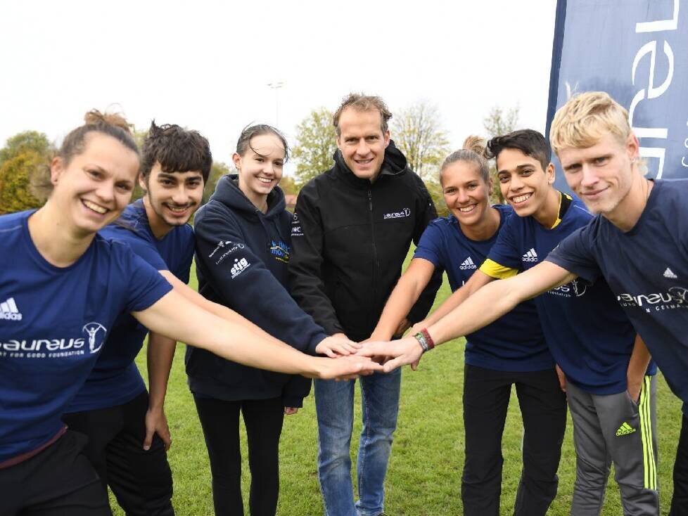 Laureus Stiftung: Triathlet Timo Bracht (Mitte) beim Laureus-Jugendcamp in Rust 2017