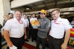 Carlos Sainz (McLaren), Zak Brown und Andreas Seidl 