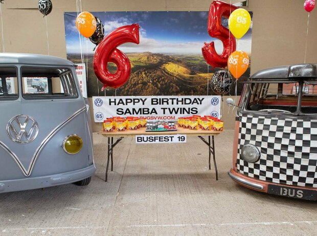 VW T1 Samba (1954): Unglaubliche Zwillinge beim weltgrößten Bulli-Treffen
