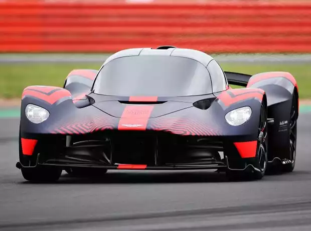 Titel-Bild zur News: Aston Martin Valkyrie beim Debüt in Silverstone