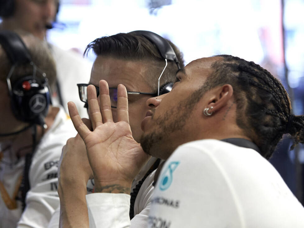 Lewis Hamilton mit Renningenieur Peter Bonnington