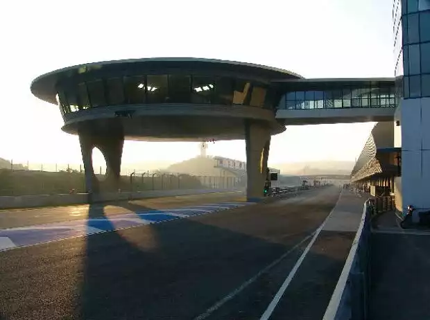 Titel-Bild zur News: Boxengasse in Jerez