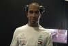Bild zum Inhalt: Mercedes-Fahrer Lewis Hamilton spielt Fans einen Streich
