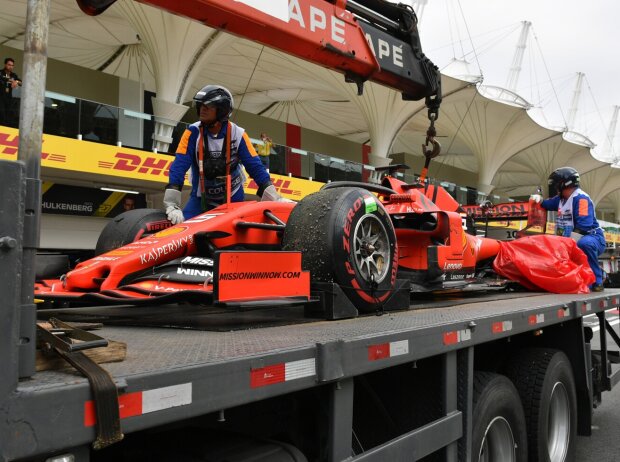 Titel-Bild zur News: Sebastian Vettel, Abschleppwagen