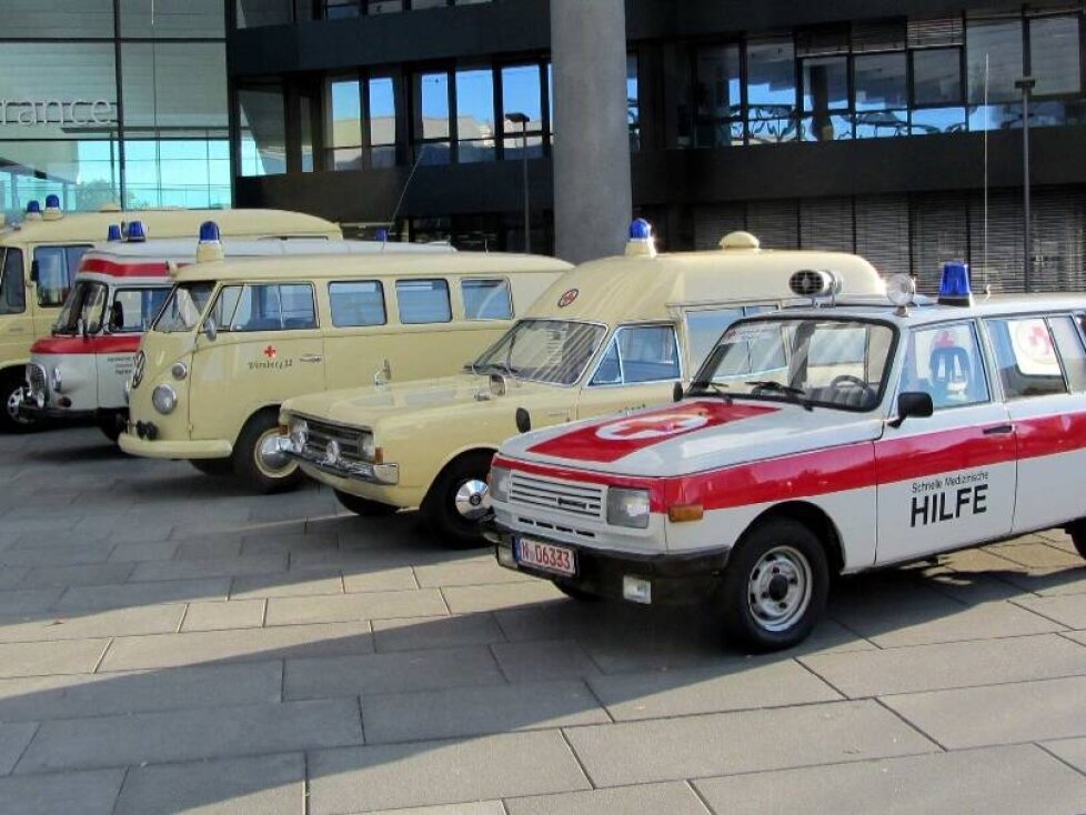 KTW und RTW aus dem Rotkreuz-Museum vor der Messe Nürnberg, darunter ein Wartburg Tourist 353 (im Vordergrund) und ein Barkas B 1000 (2.v.l.) aus der ehemaligen DDR