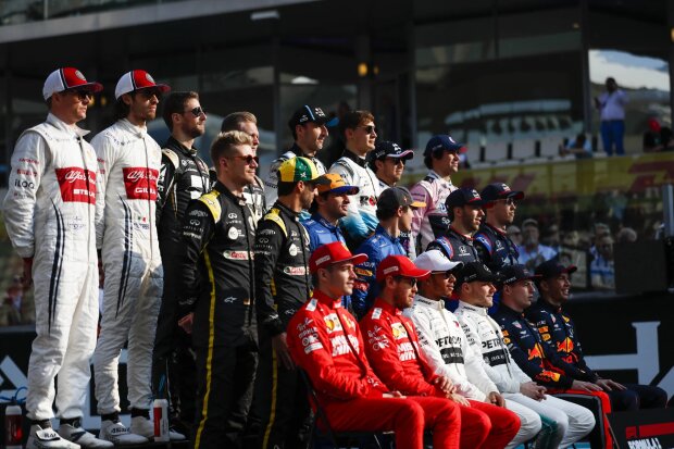 Kimi Räikkönen Antonio Giovinazzi Romain Grosjean Kevin Magnussen Robert Kubica George Russell Sergio Perez Lance Stroll Nico Hülkenberg Daniel Ricciardo Carlos Sainz Lando Norris Pierre Gasly Daniil Kwjat Charles Leclerc Sebastian Vettel Lewis Hamilton Valtteri Bottas Max Verstappen Alexander Albon Ferrari Scuderia Ferrari F1Williams ROKiT Williams Racing F1Renault Renault F1 Team F1McLaren McLaren F1 Team F1Toro Rosso Red Bull Toro Rosso Honda F1Mercedes Mercedes-AMG Petronas Motorsport F1Red Bull Aston Martin Red Bull Racing F1 ~Kimi Räikkönen (Alfa Romeo), Antonio Giovinazzi (Alfa Romeo), Romain Grosjean (Haas), Kevin Magnussen (Haas), Robert Kubica (Williams), George Russell (Williams), Sergio Perez (Racing Point), Lance Stroll (Racing Point), Nico Hülkenberg (Renault), Daniel Ricciardo (Renault), Carlos Sainz (McLaren), Lando Norris (McLaren), Pierre Gasly (Toro Rosso), Daniil Kwjat (Toro Rosso), Charles Leclerc (Ferrari), Sebastian Vettel (Ferrari), Lewis Hamilton (Mercedes), Valtteri Bottas (Mercedes), Max Verstappen (Red Bull) und Alexander Albon (Red Bull) ~ Kimi Räikkönen Antonio Giovinazzi Romain Grosjean Kevin Magnussen Robert Kubica George Russell Sergio Perez Lance Stroll Nico Hülkenberg Daniel Ricciardo Carlos Sainz Lando Norris Pierre Gasly Daniil Kwjat Charles Leclerc Sebastian Vettel Lewis Hamilton Valtteri Bottas Max Verstappen Alexander Albon Ferrari Scuderia Ferrari F1Williams ROKiT Williams Racing F1Renault Renault F1 Team F1McLaren McLaren F1 Team F1Toro Rosso Red Bull Toro Rosso Honda F1Mercedes Mercedes-AMG Petronas Motorsport F1Red Bull Aston Martin Red Bull Racing F1 ~Kimi Räikkönen (Alfa Romeo), Antonio Giovinazzi (Alfa Romeo), Romain Grosjean (Haas), Kevin Magnussen (Haas), Robert Kubica (Williams), George Russell (Williams), Sergio Perez (Racing Point), Lance Stroll (Racing Point), Nico Hülkenberg (Renault), Daniel Ricciardo (Renault), Carlos Sainz (McLaren), Lando Norris (McLaren), Pierre Gasly (Toro Rosso), Daniil Kwjat (Toro Rosso), Charles Leclerc (Ferrari), Sebastian Vettel (Ferrari), Lewis Hamilton (Mercedes), Valtteri Bottas (Mercedes), Max Verstappen (Red Bull) und Alexander Albon (Red Bull) ~
