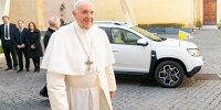 Bild zum Inhalt: Dacia Duster (2019) als Papamobil: Der Heilige Vater hat's nicht mit dem Pomp