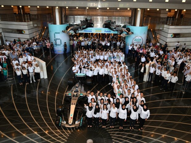 Titel-Bild zur News: WM-Feier bei Petronas mit Mercedes