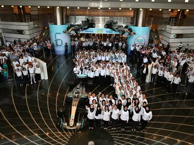 WM-Feier bei Petronas mit Mercedes Titel-Bild zur News: WM-Feier bei Petronas mit Mercedes