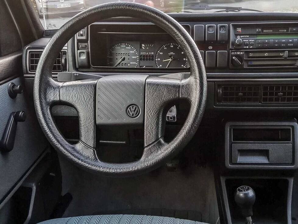Innenraum und Cockpit des VW Golf II von 1990