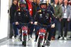 Bild zum Inhalt: Highlights des Tages: Red-Bull-Duo macht auf Mopeds die Fabrik unsicher