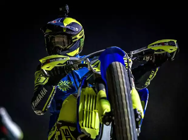 Valentino Rossi auf dem Motocross-Bike Titel-Bild zur News: Valentino Rossi auf dem Motocross-Bike