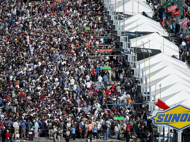 24h Daytona, Zuschauer, Fans, Startaufstellung Titel-Bild zur News: 24h Daytona, Zuschauer, Fans, Startaufstellung