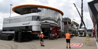 Bild zum Inhalt: Wie McLaren ohne eigenes Motorhome klarkommen würde